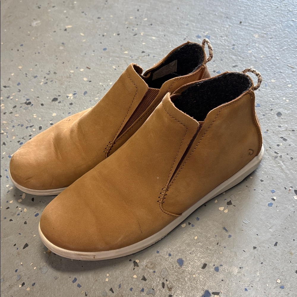 olukai, Hawai’iloa manu hope leather ankle slip on shoes.